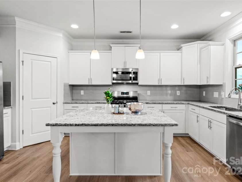 1823 Ridge Creek Drive, Kernersville, NC 27284.  MLS# CAR4287528, YatesRealty ID 31345. 