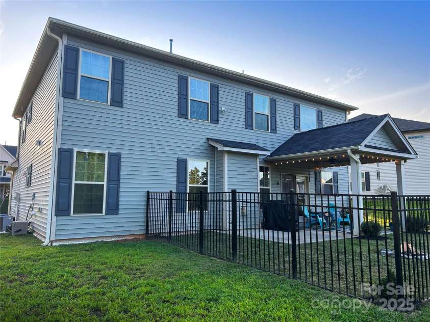 1823 Ridge Creek Drive, Kernersville, NC 27284.  MLS# CAR4287528, YatesRealty ID 31345. 