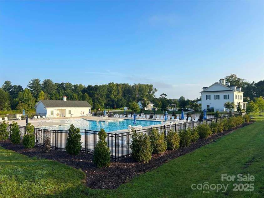 1823 Ridge Creek Drive, Kernersville, NC 27284.  MLS# CAR4287528, YatesRealty ID 31345. Community Pool