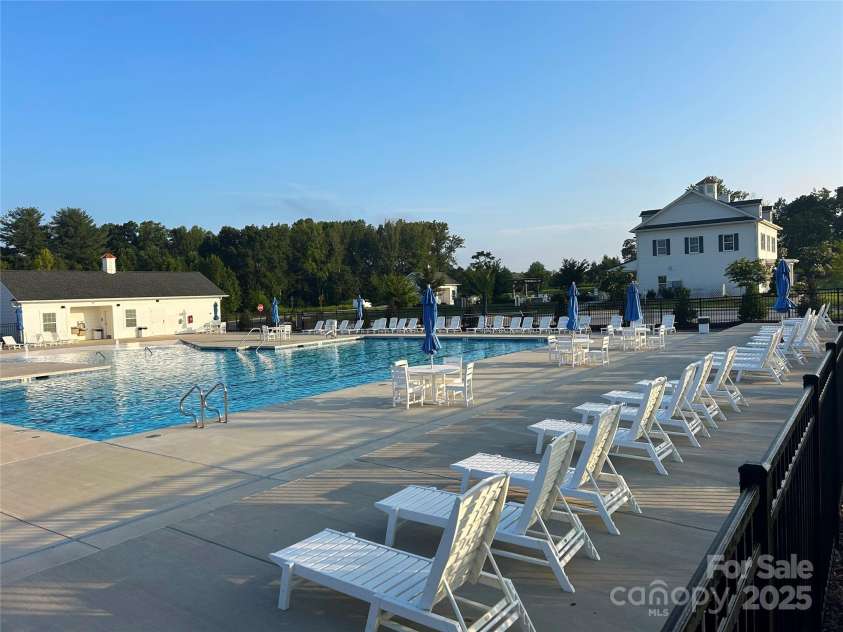 1823 Ridge Creek Drive, Kernersville, NC 27284.  MLS# CAR4287528, YatesRealty ID 31345. Community Pool