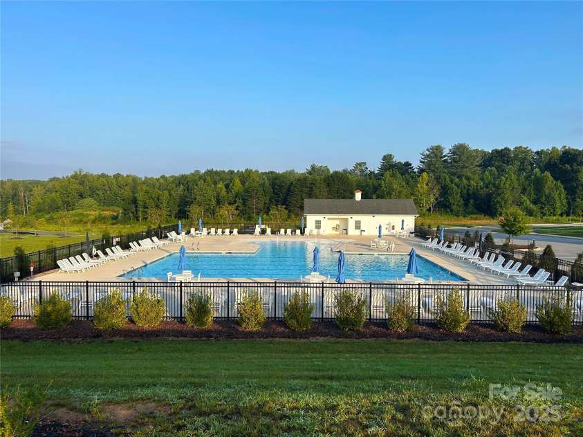 1823 Ridge Creek Drive, Kernersville, NC 27284.  MLS# CAR4287528, YatesRealty ID 31345. Community Pool
