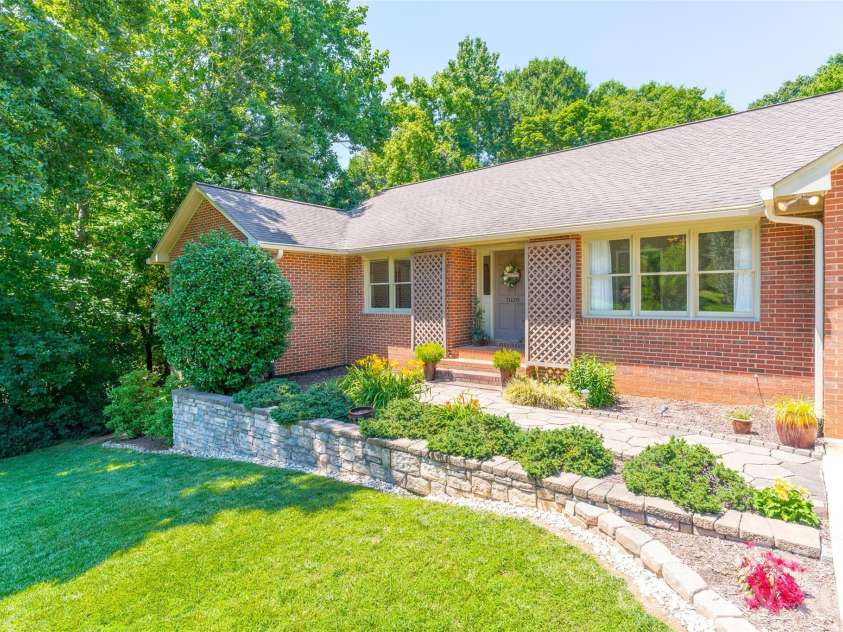 7029 Forest Hills Drive, Denver, NC 28037.  MLS# CAR4386920, YatesRealty ID 31346. Front Walkway