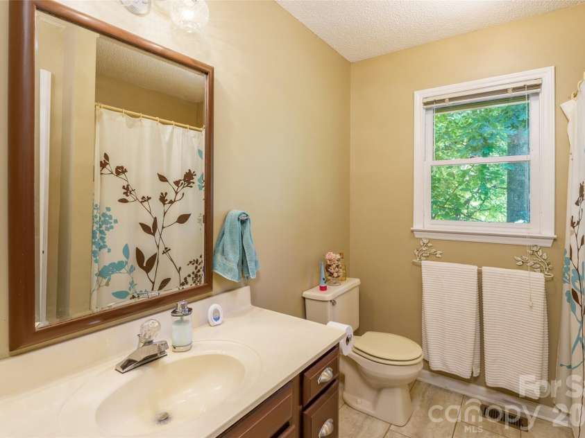7029 Forest Hills Drive, Denver, NC 28037.  MLS# CAR4386920, YatesRealty ID 31346. Hall Bath