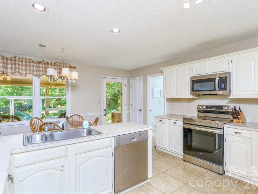 7029 Forest Hills Drive, Denver, NC 28037.  MLS# CAR4386920, YatesRealty ID 31346. Kitchen
