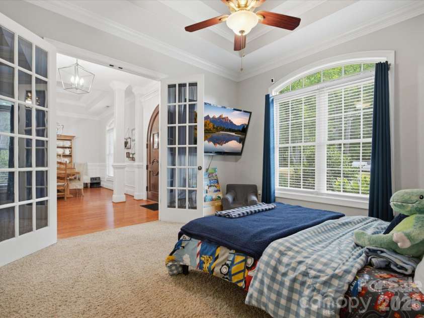 2894 Lakeshore Drive, Chester, SC 29706.  MLS# CAR4393465, YatesRealty ID 31347. Main floor flex space
