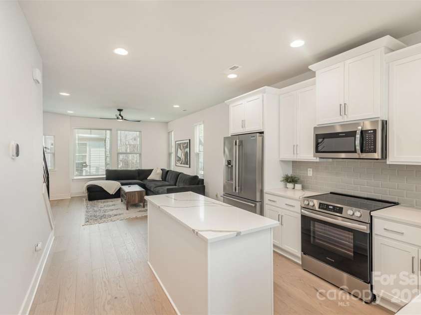 5048 York Park Lane, Charlotte, NC 28217.  MLS# CAR4216095, YatesRealty ID 3135. Beautiful kitchen with quartz countertops and stainless steel appliances