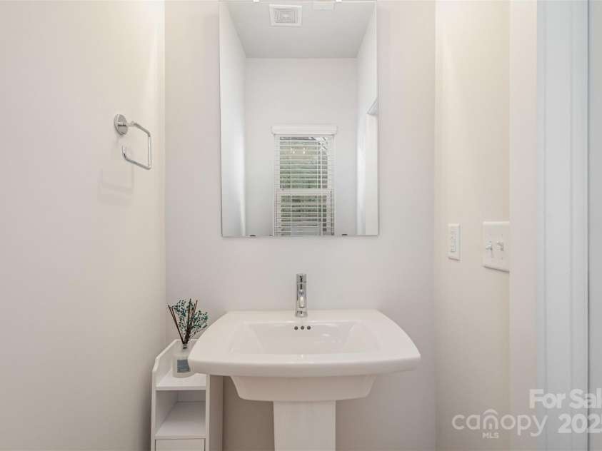 5048 York Park Lane, Charlotte, NC 28217.  MLS# CAR4216095, YatesRealty ID 3135. Half bathroom beside the dining area