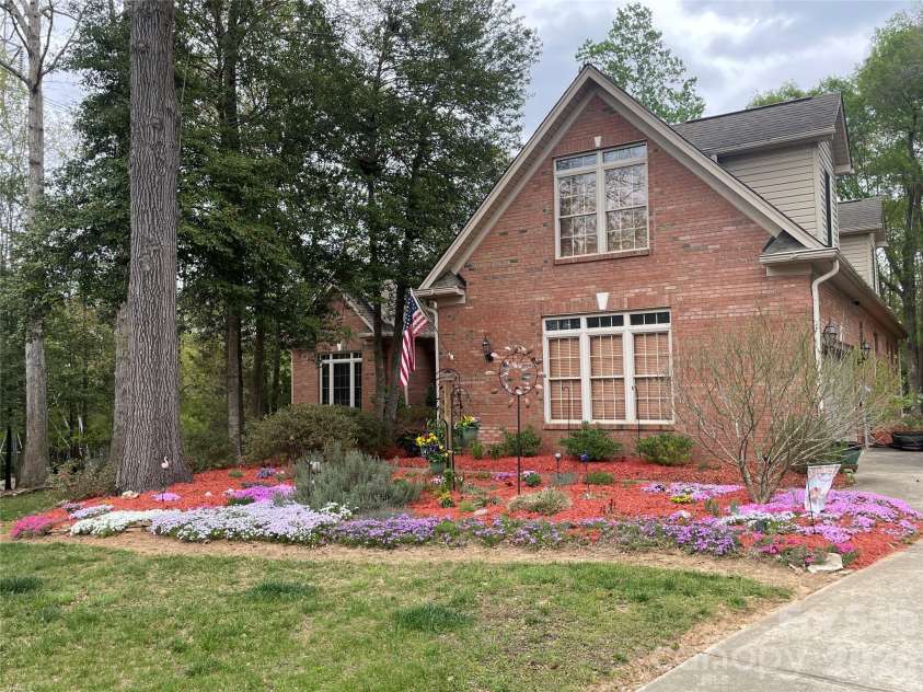 225 Highland Forest Drive, Clover, SC 29710.  MLS# CAR4365352, YatesRealty ID 31351. 