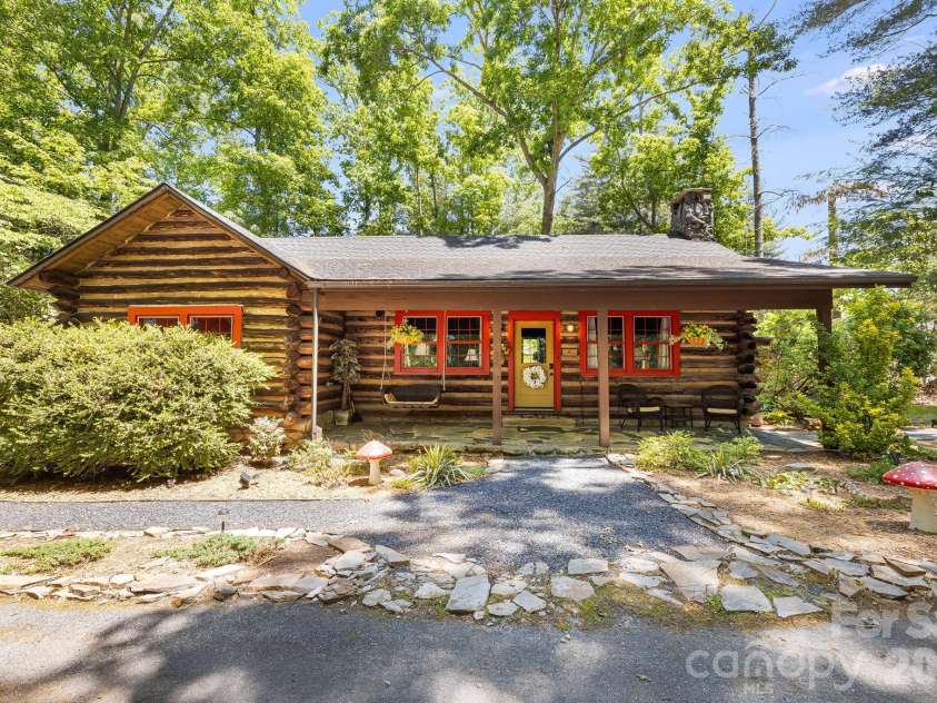 128 Tee Off Lane, Hendersonville, NC 28792.  MLS# CAR4390885, YatesRealty ID 31352. 