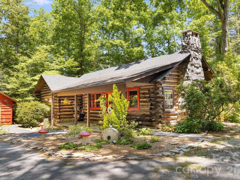 128 Tee Off Lane, Hendersonville, NC 28792.  MLS# CAR4390885, YatesRealty ID 31352. 