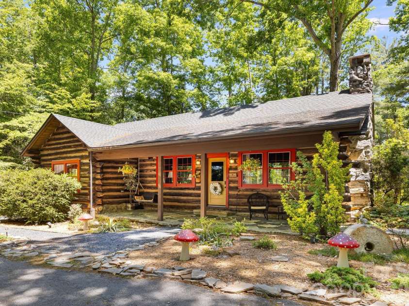 128 Tee Off Lane, Hendersonville, NC 28792.  MLS# CAR4390885, YatesRealty ID 31352. 