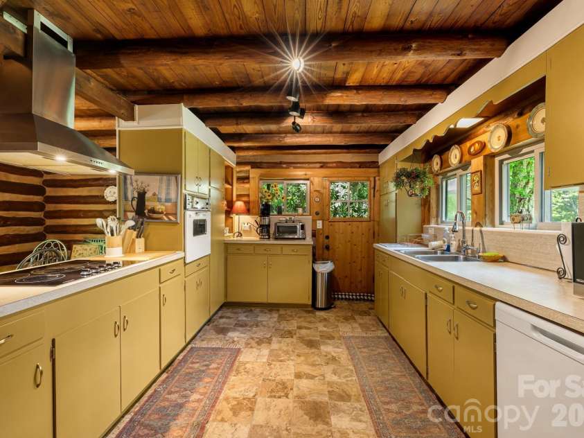 128 Tee Off Lane, Hendersonville, NC 28792.  MLS# CAR4390885, YatesRealty ID 31352. 