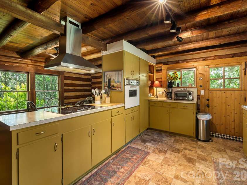 128 Tee Off Lane, Hendersonville, NC 28792.  MLS# CAR4390885, YatesRealty ID 31352. 