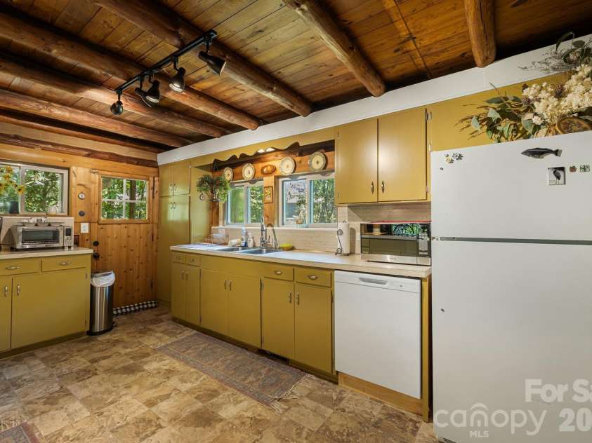 128 Tee Off Lane, Hendersonville, NC 28792.  MLS# CAR4390885, YatesRealty ID 31352. 