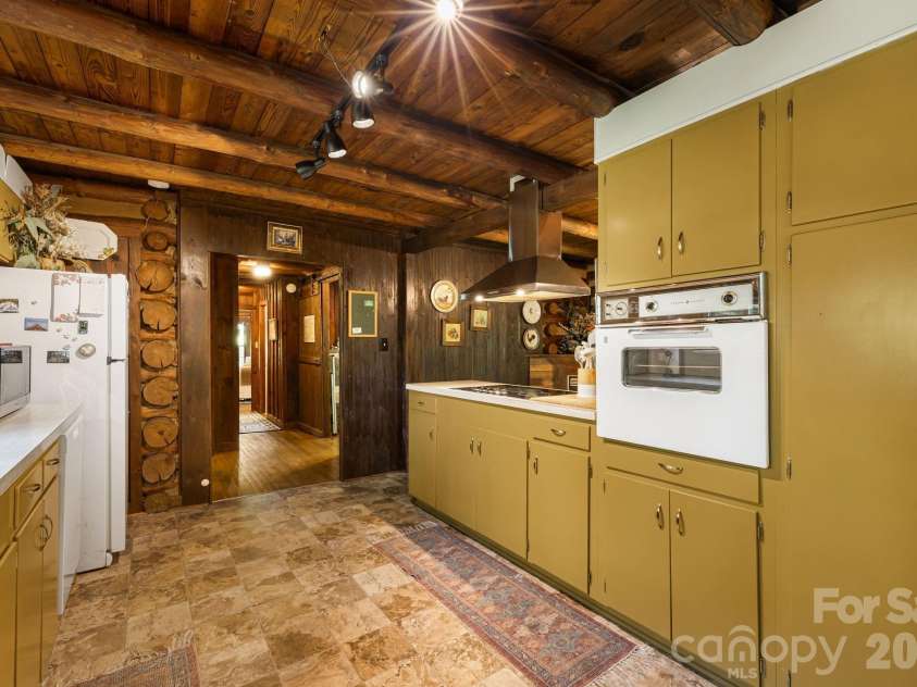 128 Tee Off Lane, Hendersonville, NC 28792.  MLS# CAR4390885, YatesRealty ID 31352. 