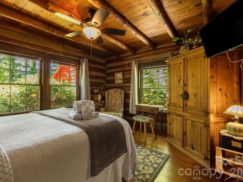 128 Tee Off Lane, Hendersonville, NC 28792.  MLS# CAR4390885, YatesRealty ID 31352. 