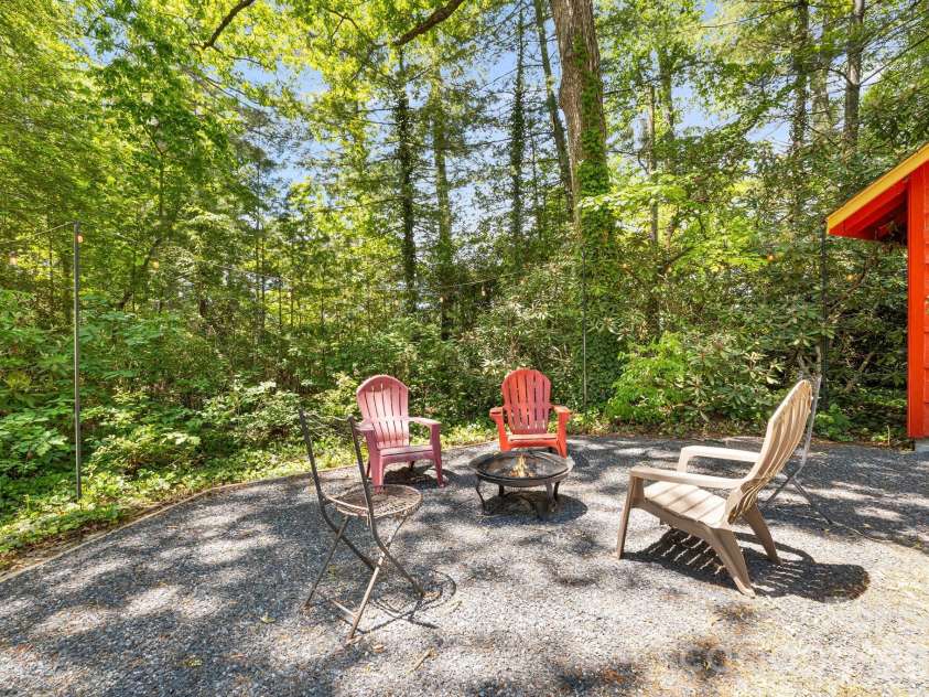 128 Tee Off Lane, Hendersonville, NC 28792.  MLS# CAR4390885, YatesRealty ID 31352. 