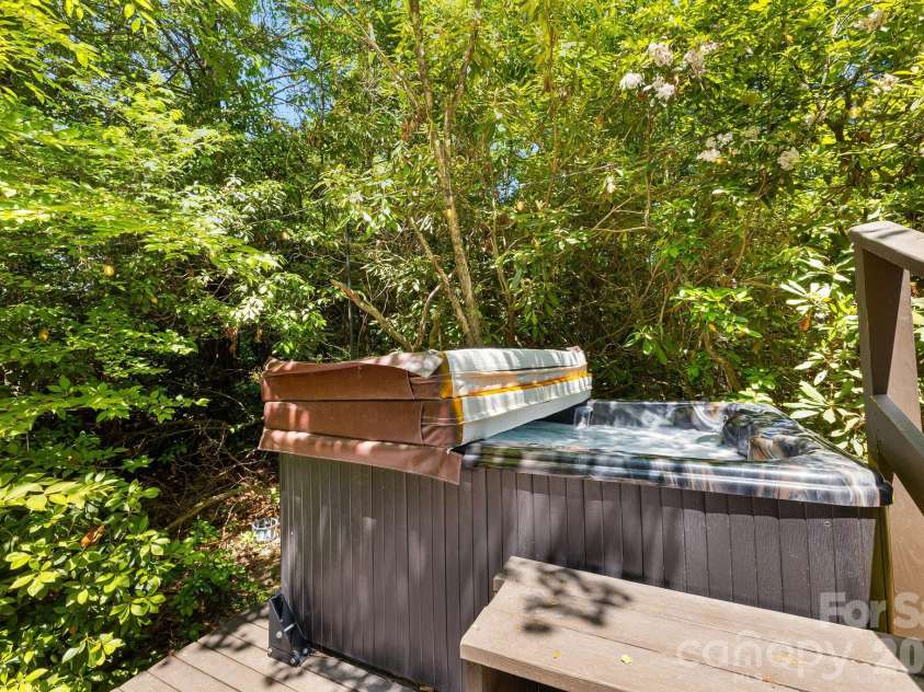 128 Tee Off Lane, Hendersonville, NC 28792.  MLS# CAR4390885, YatesRealty ID 31352. 