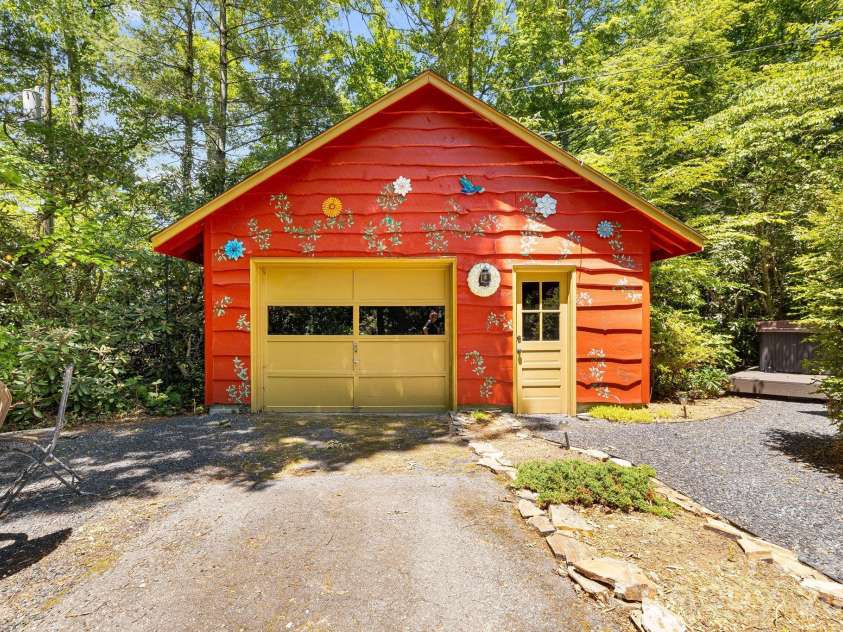 128 Tee Off Lane, Hendersonville, NC 28792.  MLS# CAR4390885, YatesRealty ID 31352. 