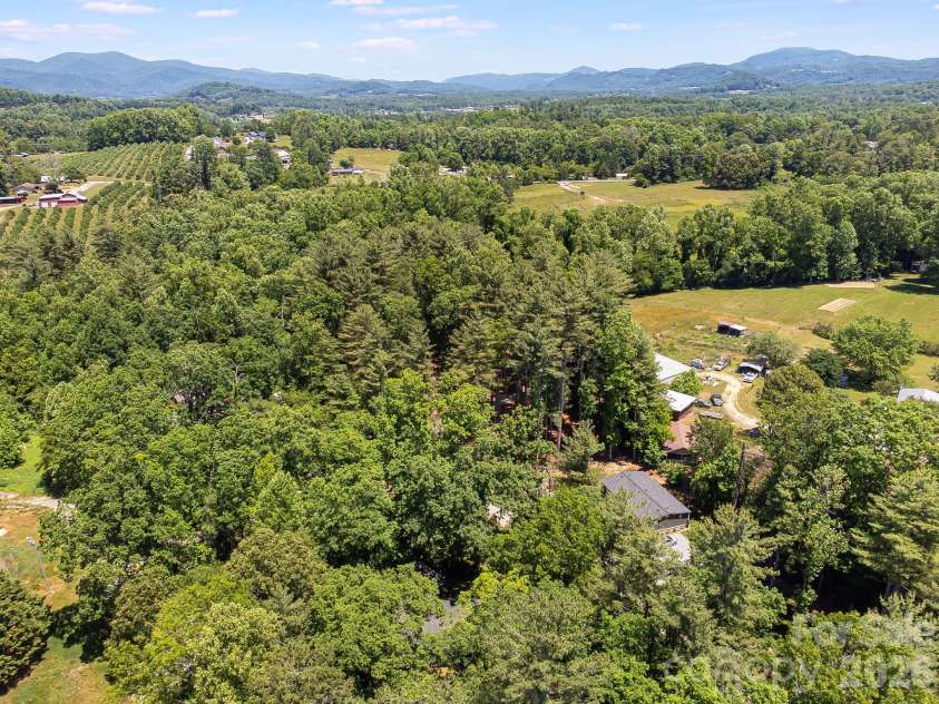 128 Tee Off Lane, Hendersonville, NC 28792.  MLS# CAR4390885, YatesRealty ID 31352. 