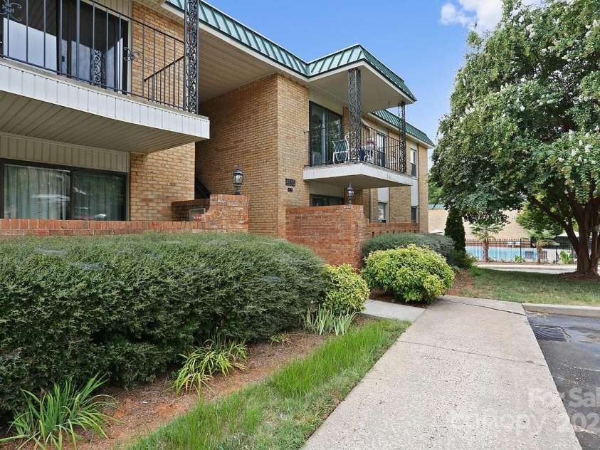 4735 Hedgemore Drive, Charlotte, NC 28209.  MLS# CAR4291044, YatesRealty ID 31354. 