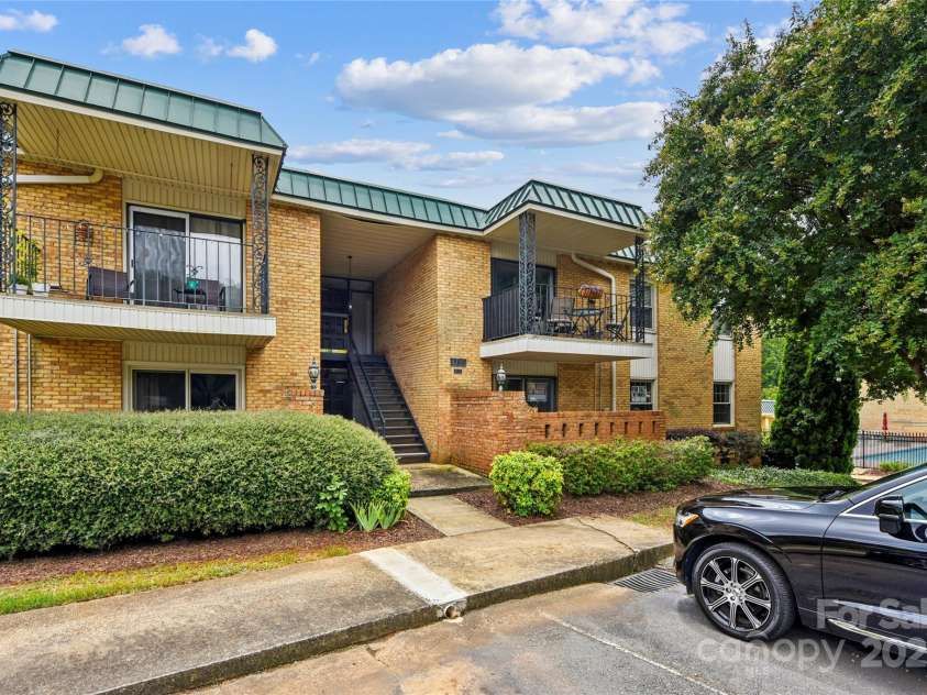 4735 Hedgemore Drive, Charlotte, NC 28209.  MLS# CAR4291044, YatesRealty ID 31354. 
