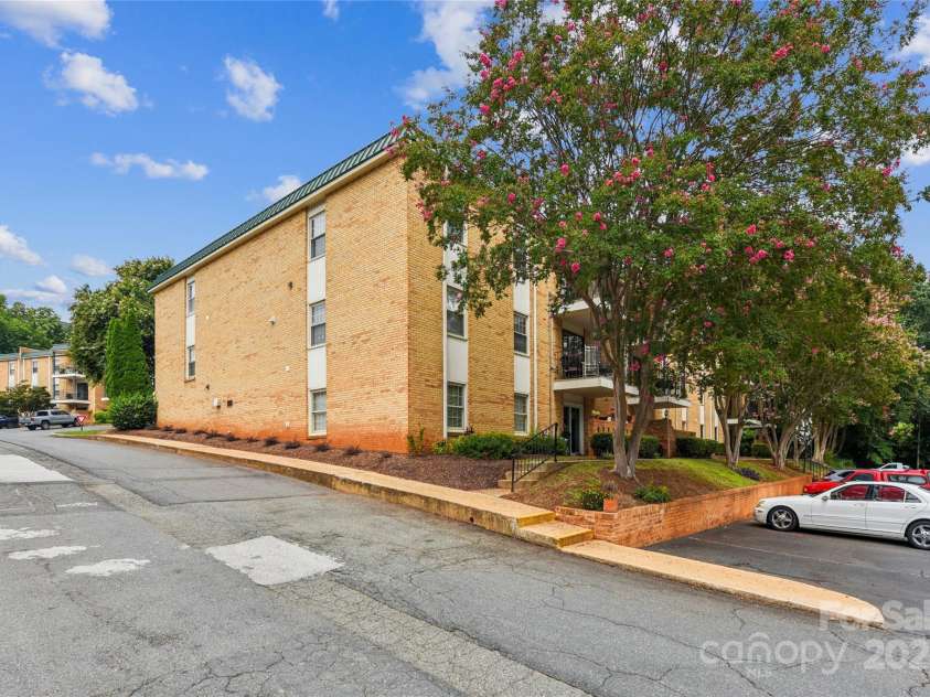 4735 Hedgemore Drive, Charlotte, NC 28209.  MLS# CAR4291044, YatesRealty ID 31354. 