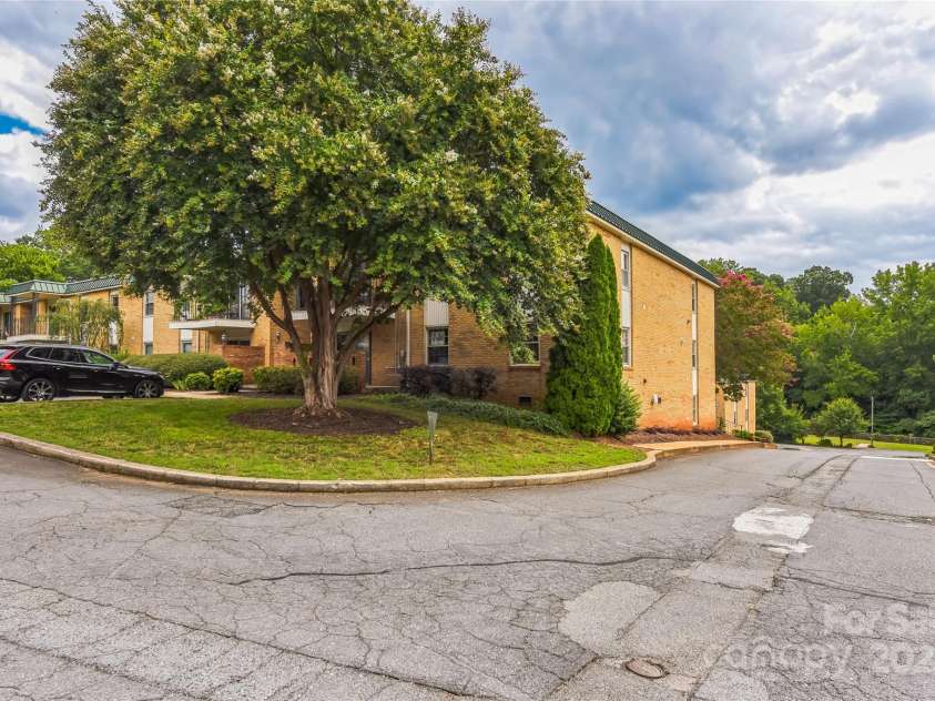 4735 Hedgemore Drive, Charlotte, NC 28209.  MLS# CAR4291044, YatesRealty ID 31354. 