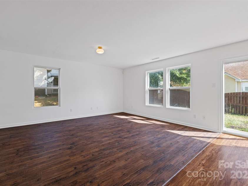 209 Ashcake Court, York, SC 29745.  MLS# CAR4285966, YatesRealty ID 31355. Living Room