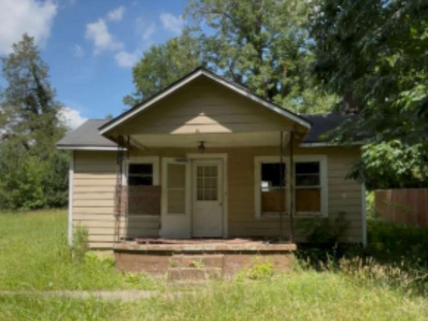 2706 Sunset Drive, Gastonia, NC 28054.  MLS# CAR4388639, YatesRealty ID 31356. 2706 Sunset Dr