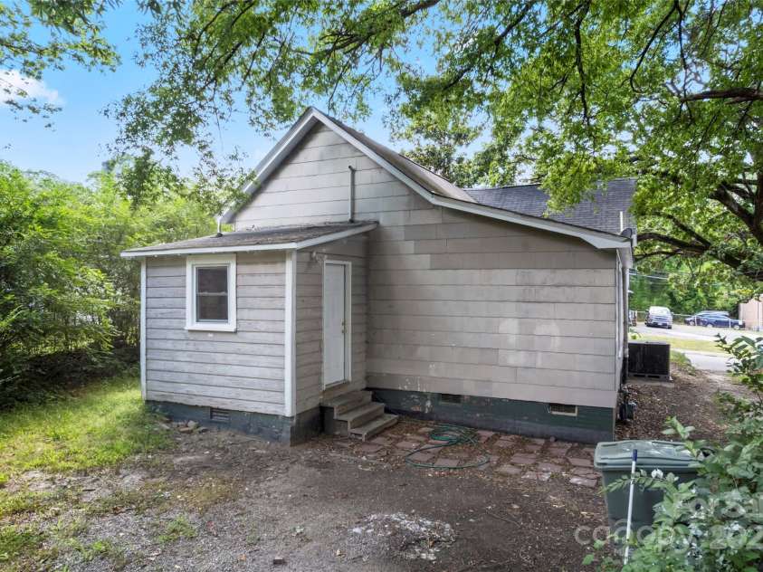 322 Willow Street, Gastonia, NC 28054.  MLS# CAR4282902, YatesRealty ID 31359. 