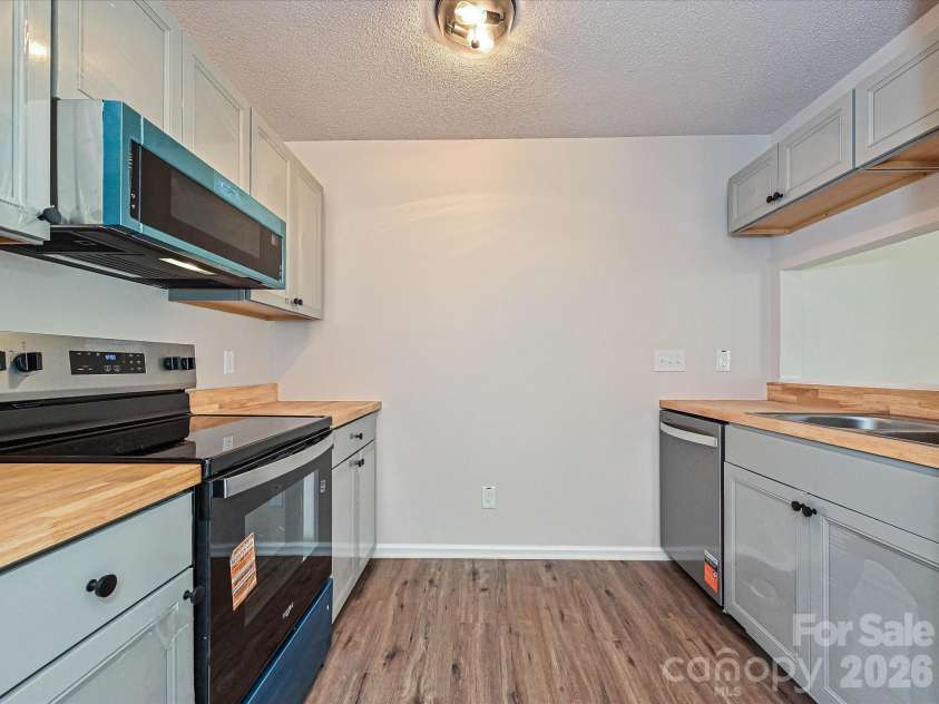 3629 Silver Ore Lane, Charlotte, NC 28216.  MLS# CAR4384203, YatesRealty ID 31360. 