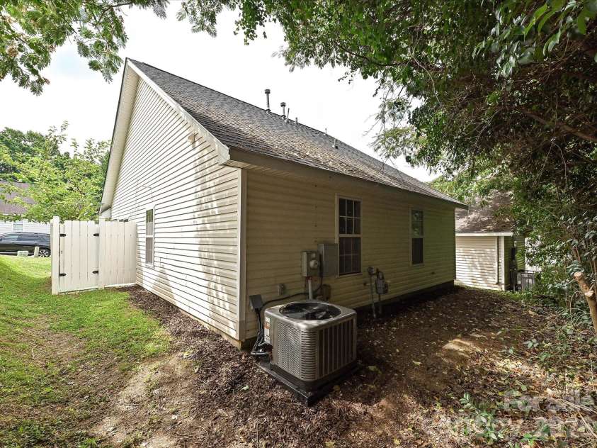 3629 Silver Ore Lane, Charlotte, NC 28216.  MLS# CAR4384203, YatesRealty ID 31360. 