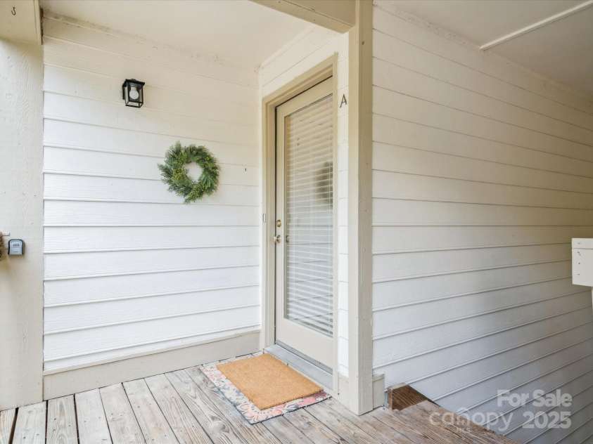 1051 Churchill Downs Court, Charlotte, NC 28211.  MLS# CAR4287823, YatesRealty ID 31361. 