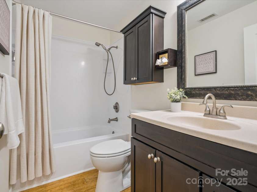1051 Churchill Downs Court, Charlotte, NC 28211.  MLS# CAR4287823, YatesRealty ID 31361. 