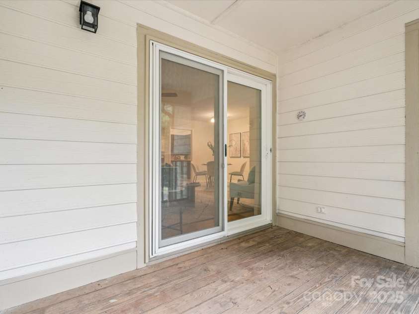1051 Churchill Downs Court, Charlotte, NC 28211.  MLS# CAR4287823, YatesRealty ID 31361. 