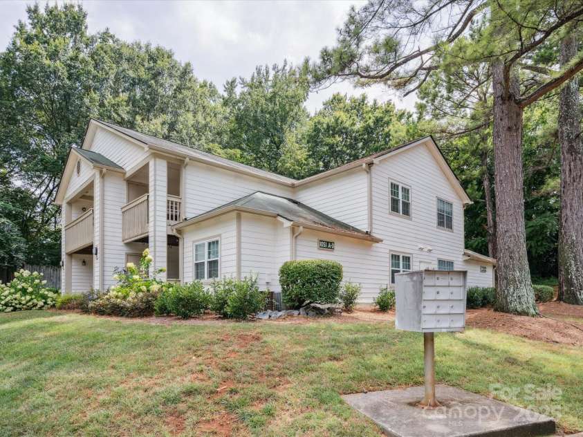 1051 Churchill Downs Court, Charlotte, NC 28211.  MLS# CAR4287823, YatesRealty ID 31361. 