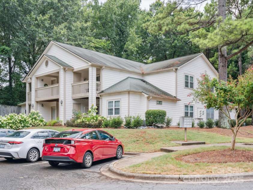 1051 Churchill Downs Court, Charlotte, NC 28211.  MLS# CAR4287823, YatesRealty ID 31361. 