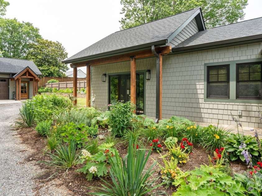 664 Lakeshore Drive, Asheville, NC 28804.  MLS# CAR4393430, YatesRealty ID 31365. 