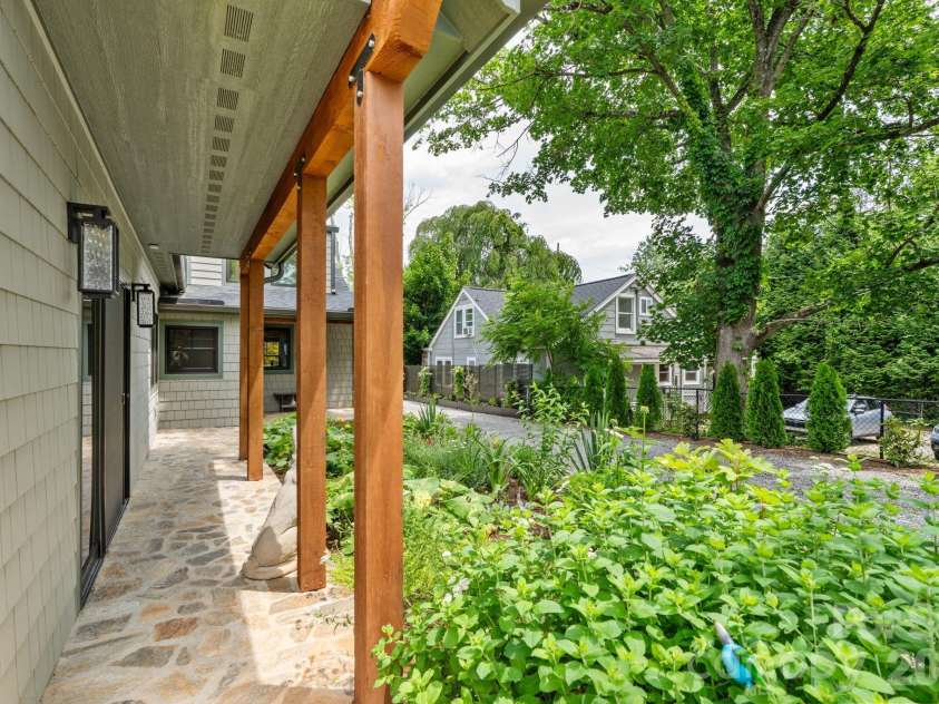 664 Lakeshore Drive, Asheville, NC 28804.  MLS# CAR4393430, YatesRealty ID 31365. 