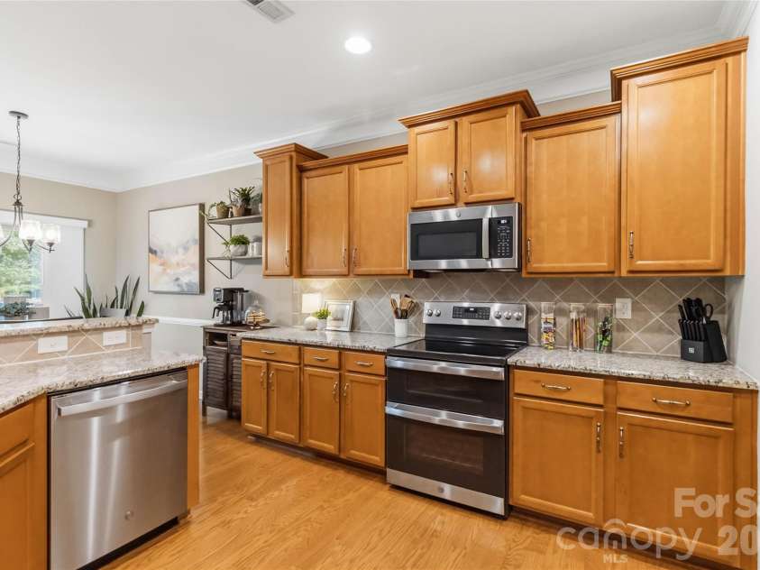 4007 Cloud View Lane, Indian Trail, NC 28079.  MLS# CAR4394294, YatesRealty ID 31366. Flat top stove with dual ovens