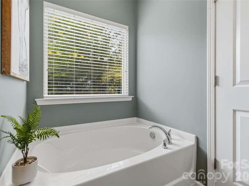 4007 Cloud View Lane, Indian Trail, NC 28079.  MLS# CAR4394294, YatesRealty ID 31366. Garden tub for soaking!