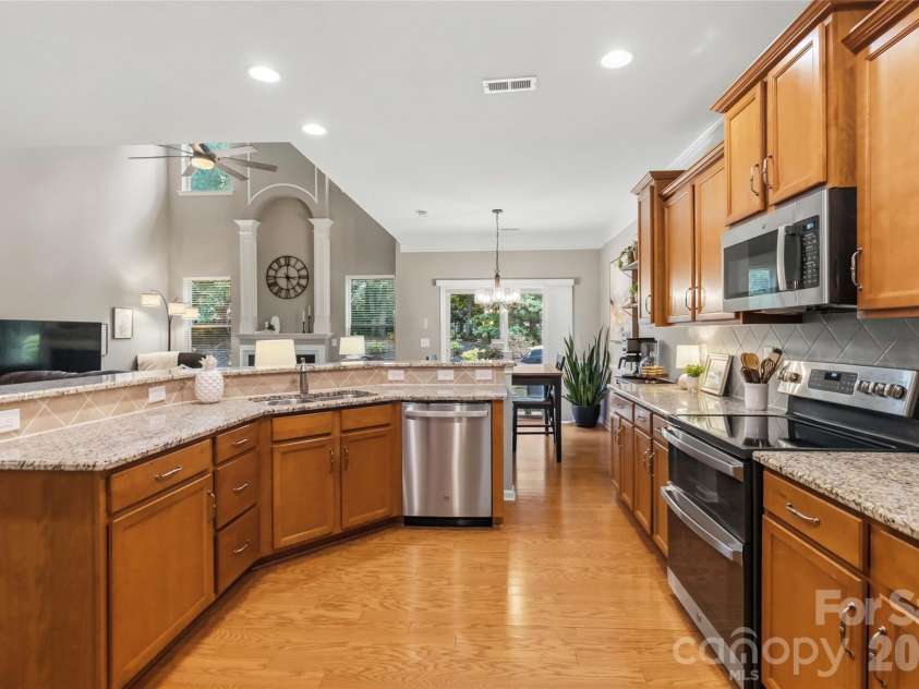 4007 Cloud View Lane, Indian Trail, NC 28079.  MLS# CAR4394294, YatesRealty ID 31366. Granite counters and stainless appliances