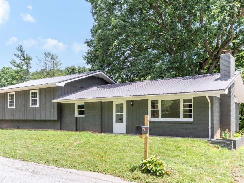 76 Trent Road, Brevard, NC 28712.  MLS# CAR4275509, YatesRealty ID 31366. 