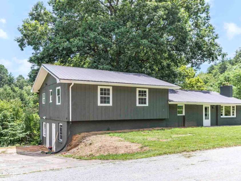 76 Trent Road, Brevard, NC 28712.  MLS# CAR4275509, YatesRealty ID 31366. 