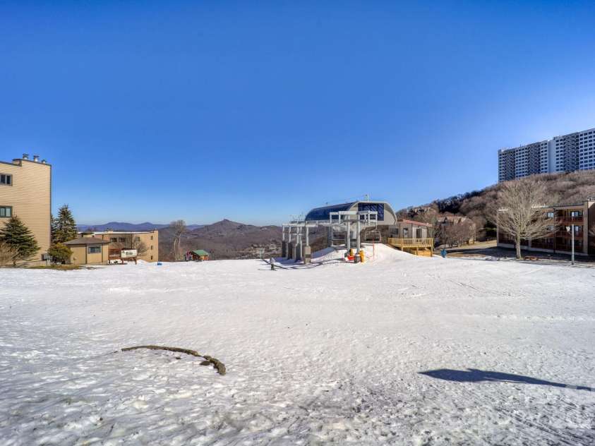 105 Sugar Ski Drive, Banner Elk, NC 28604.  MLS# CAR4288591, YatesRealty ID 31369. 