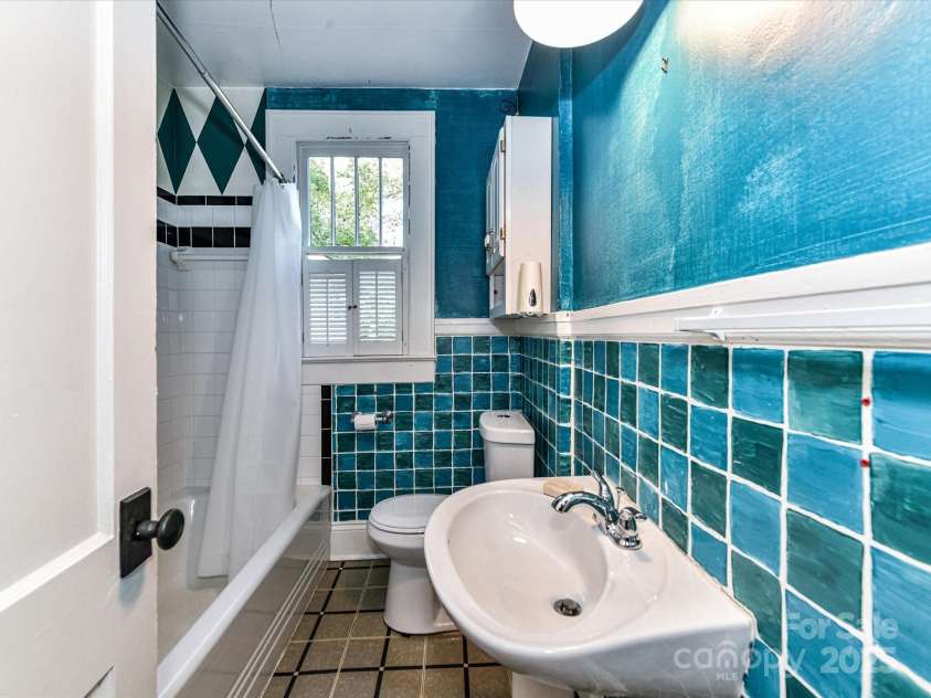 1119 Lomax Avenue, Charlotte, NC 28211.  MLS# CAR4286732, YatesRealty ID 31370. Full Bath with tub/shower!