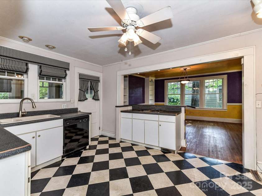 1119 Lomax Avenue, Charlotte, NC 28211.  MLS# CAR4286732, YatesRealty ID 31370. Large Kitchen!
