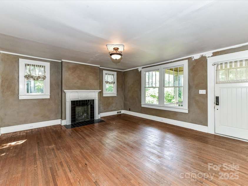 1119 Lomax Avenue, Charlotte, NC 28211.  MLS# CAR4286732, YatesRealty ID 31370. Living Room!