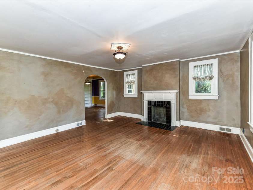 1119 Lomax Avenue, Charlotte, NC 28211.  MLS# CAR4286732, YatesRealty ID 31370. Living Room!